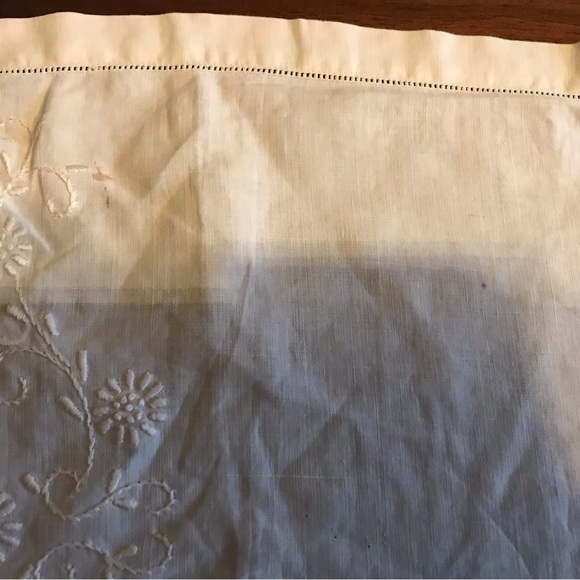 Set of 4 Vintage Linens - Picture 3 of 4